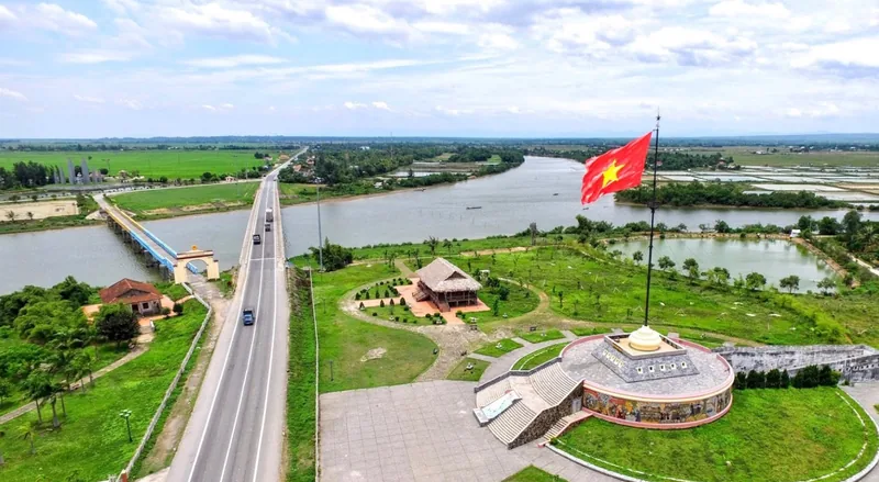 Toàn cảnh trên cao cầu Hiền Lương và cột cờ giới tuyến bên sông Bến Hải gần khu DMZ, Quảng Trị.