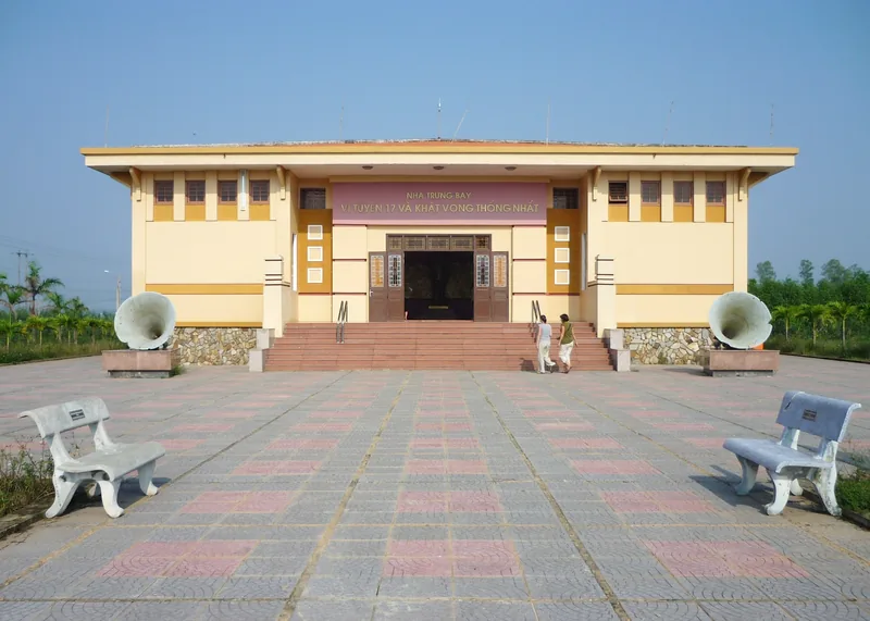 Nhà trưng bày Vĩ tuyến 17 tại khu DMZ Quảng Trị, với hai mô hình loa phóng thanh lớn hai bên lối vào.