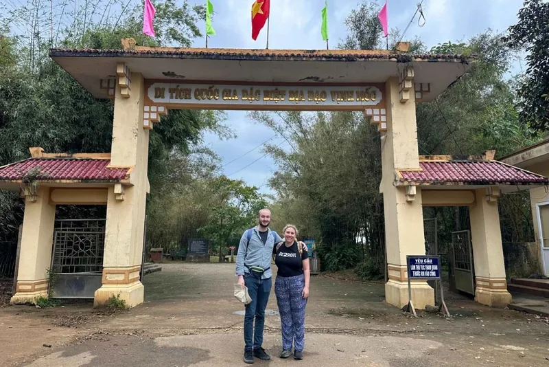 Hai du khách chụp ảnh trước cổng di tích quốc gia đặc biệt địa đạo Vịnh Mốc gần Huế.