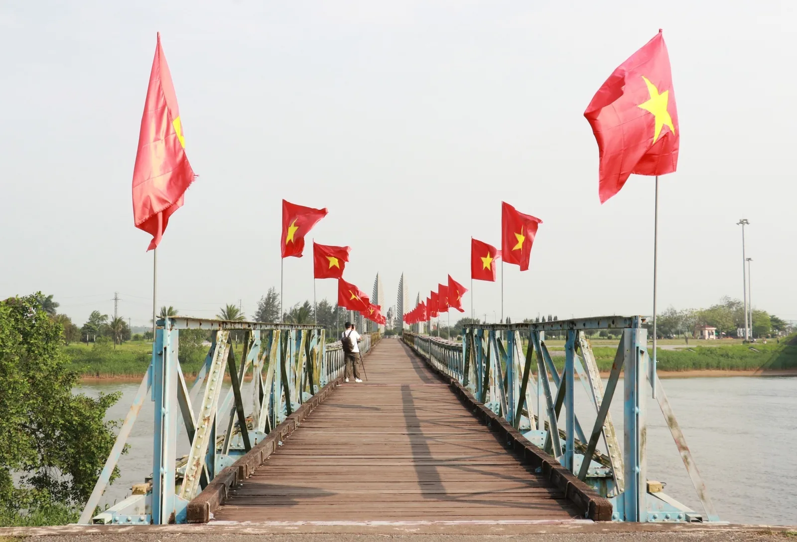 Cờ Tổ quốc tung bay dọc cầu Hiền Lương bắc qua sông Bến Hải ở Quảng Trị.