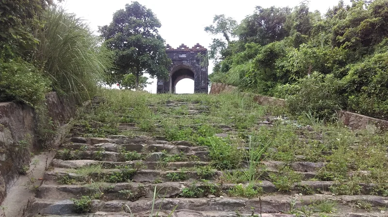 Những bậc thang đá cỏ mọc um tùm dẫn lên cổng cổ Hoành Sơn Quan ở Đèo Ngang.