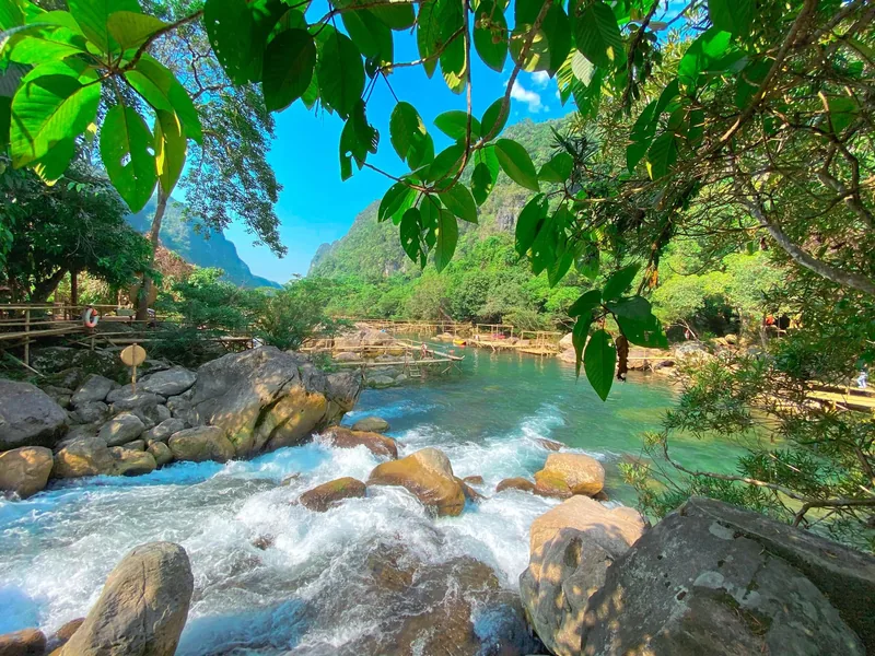 Dòng suối Mọc trong xanh chảy qua những tảng đá lớn giữa thung lũng xanh tươi ở Phong Nha.