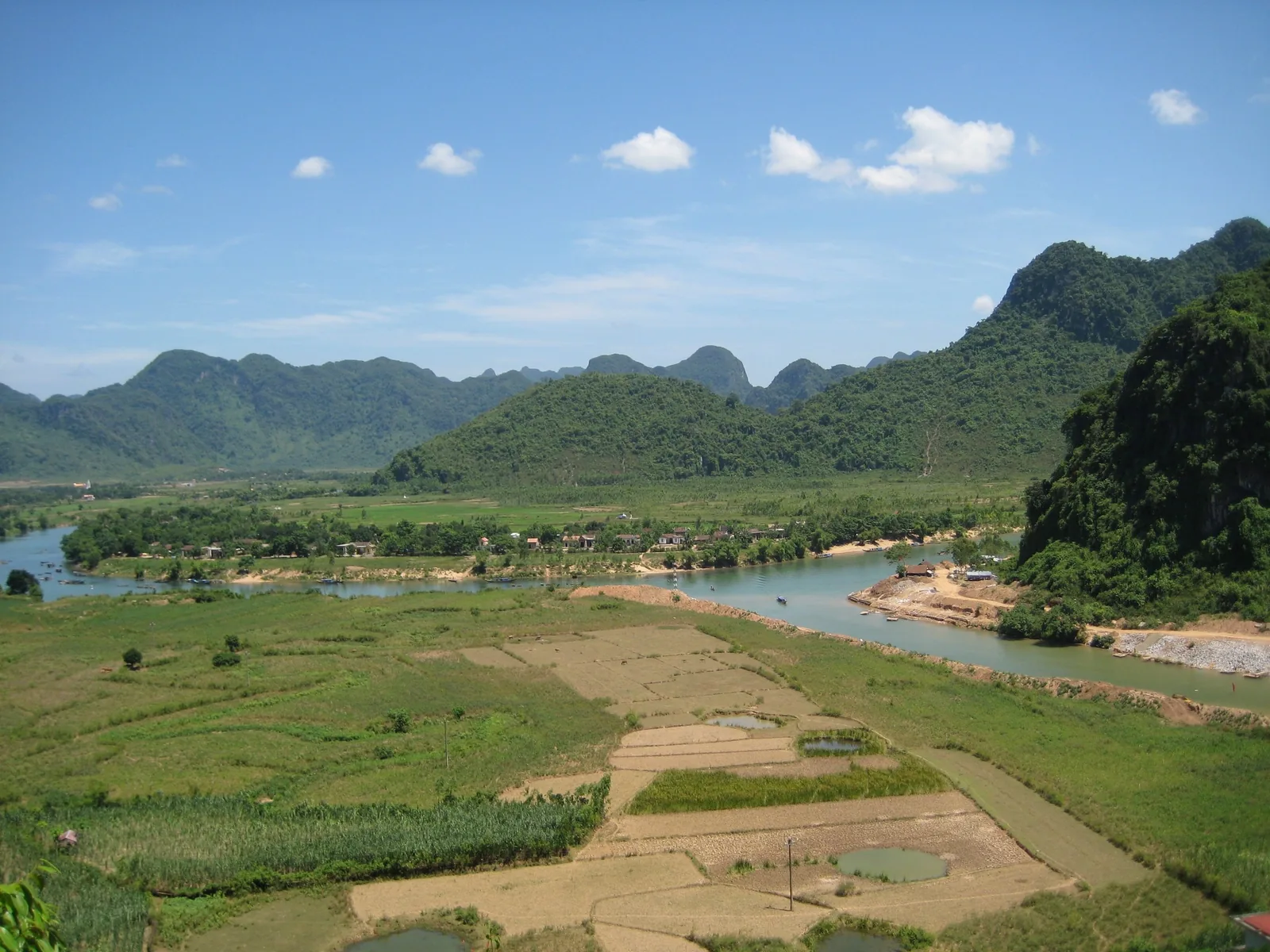 Dòng sông uốn lượn qua những cánh đồng lúa xanh và núi đá vôi gần Phong Nha.